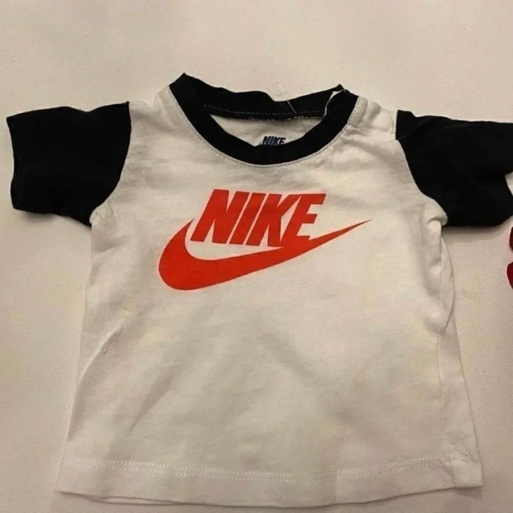 🎊NIKE toddlers  short sleeve shirt  super cute size: 3/6 months 💦
